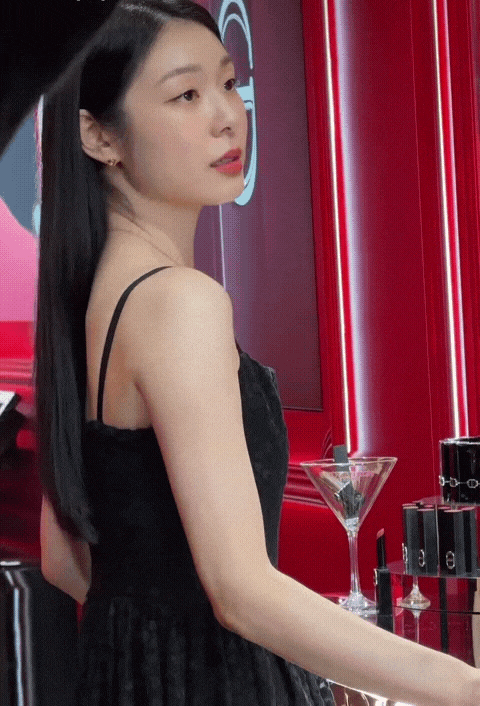 행사 뛰는 젊은 아주머니