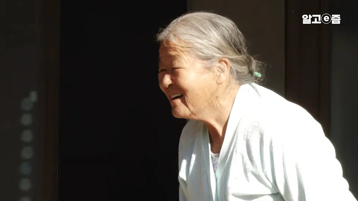 역시 사랑받는 여자는 티가난다 할머니 표정이 처음부터 끝까지 밝으시네 (22)