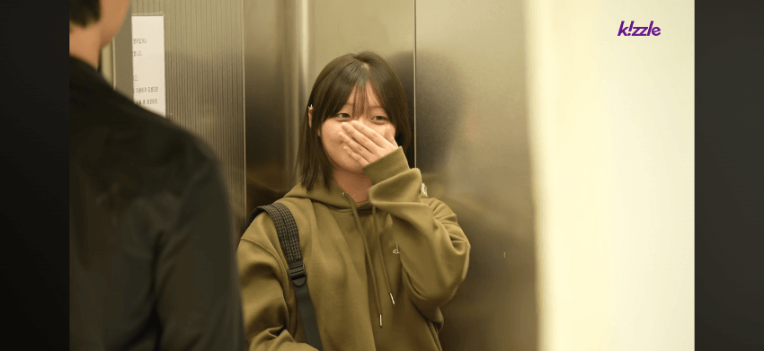 잘생긴 남자가 엘리베이터에서 쳐다본다면? (27)