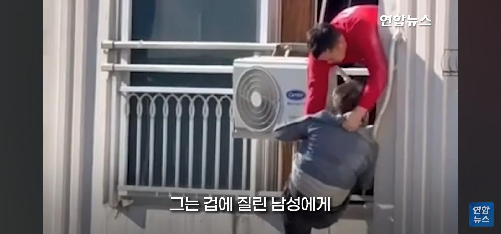 아파트 14층 난간서 비명 (45)