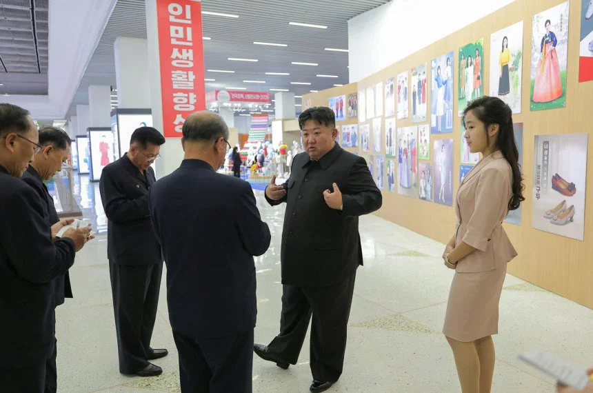 김정은 뇌출혈·혼수상태설 해외 확산… 北, 전날 전시회 시찰 사진 공개로 반박