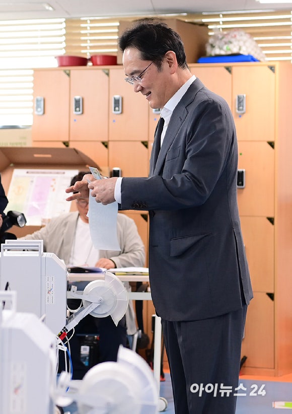 제9회 전국동시지방선거 사전투표 첫날인 29일 오전 서울 용산구 한남동 주민센터에 마련된 사전투표소에서 이재용 삼성전자 회장이 투표를 하고 있다. [사진=정소희 기자]