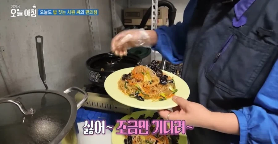 학생들에게 무료로 밥을 주는 편의점 사장님 (26)