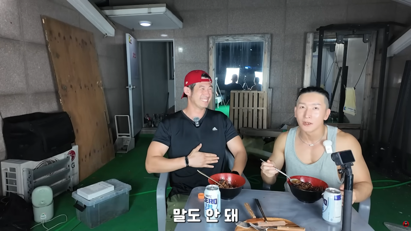 곤충 먹방에 게스트로 나왔다가 결국 곤충의 맛을 알아버린 사람 (21)