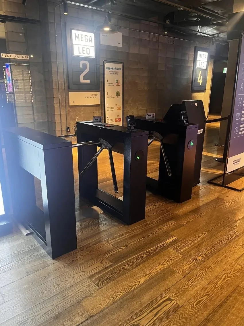 최근 영화관에 도입되고 있는 입장 시스템