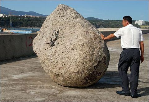 태풍의 엄청난 위력에 육지로 올라온 돌과 테트라포드