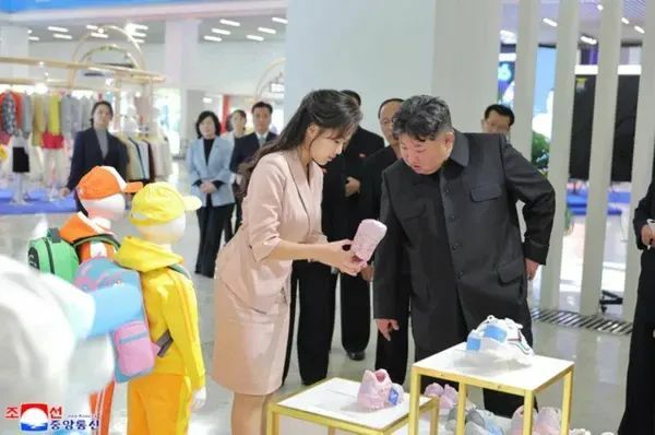 죽었다던 김정은 근황 사진 (5)