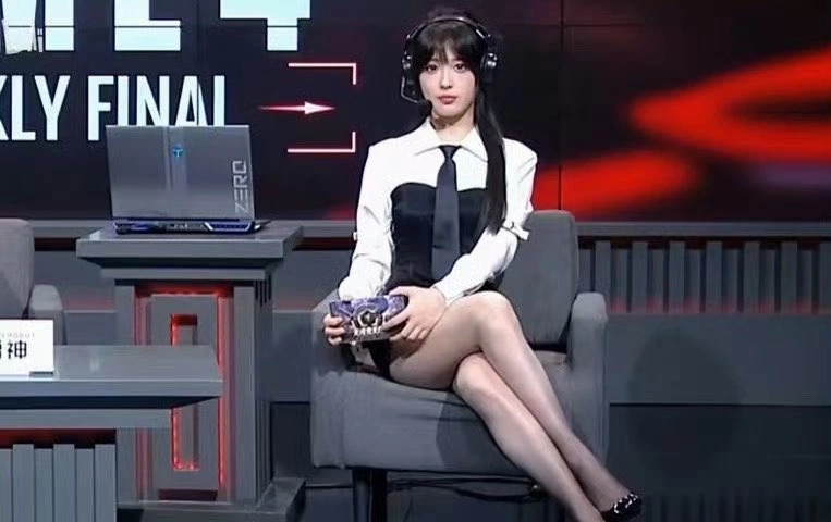 ㅇㅎ? 의상이 너무 야하다는 항의를 받은 사람