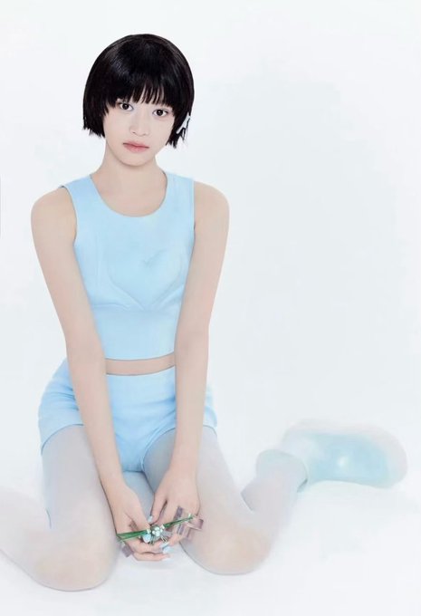 초중딩 여자애들보고 이딴 거 찍게하는 이수만 할배는 잘만 빨아주는데 언더피프틴은 왜 욕먹었는지? (3)