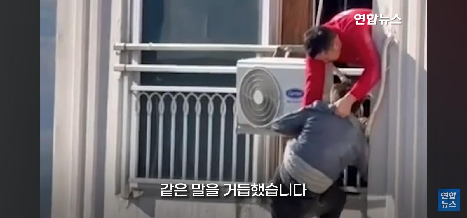아파트 14층 난간서 비명 (46)