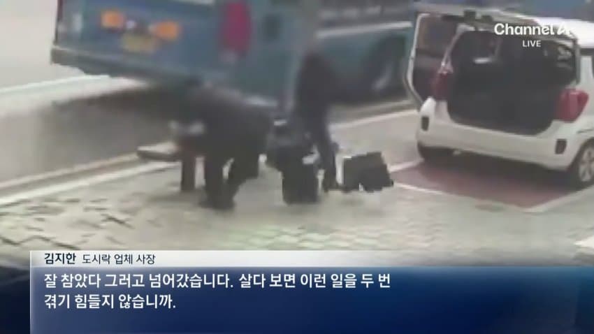 채널a) 직원에 발길질하더니...차 지붕 위 난동 (11)