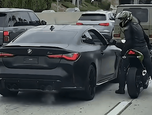 BMW 사이드미러 박살낸 바이커. gif