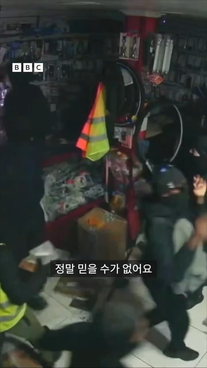 싱글벙글 훌쩍훌쩍 프랑스 시위대에 약탈당한 가게 주인 인터뷰 (6)
