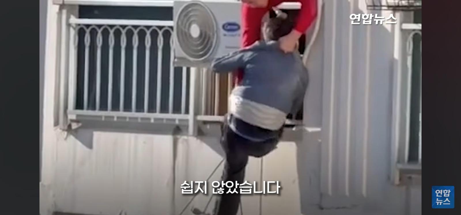 아파트 14층 난간서 비명 (44)