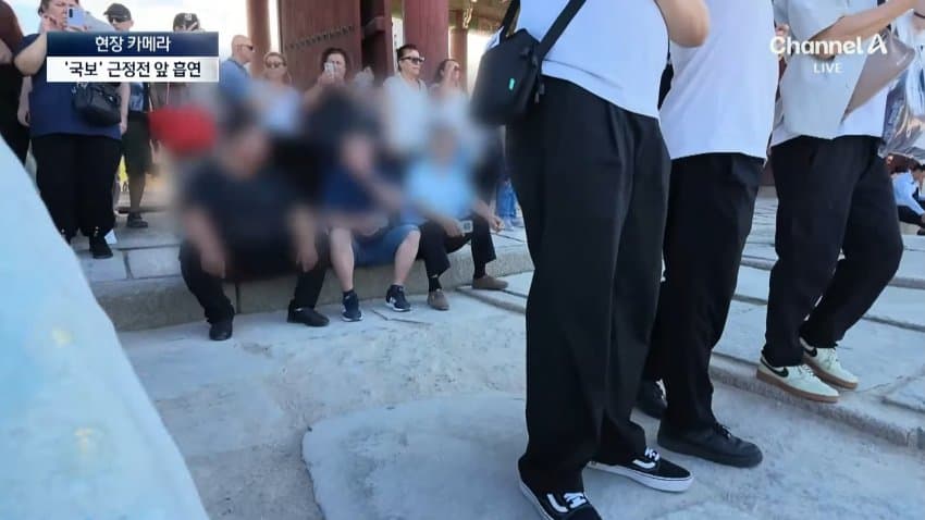경복궁서 버젓이..담뱃불 붙이는 관광객 (4)