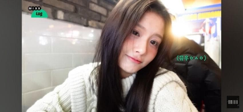 특이한 게임기를 쓰는.. 걸그룹 멤버 . (24)