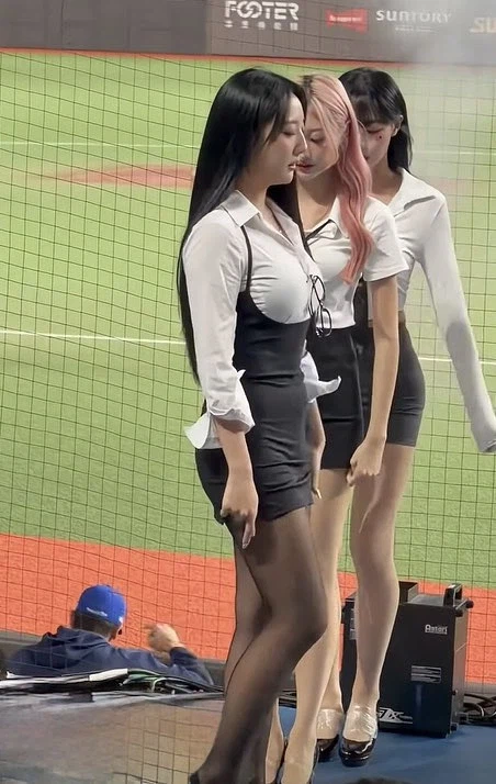 치어리더 복장이 꼭 이래야 해요? (3)