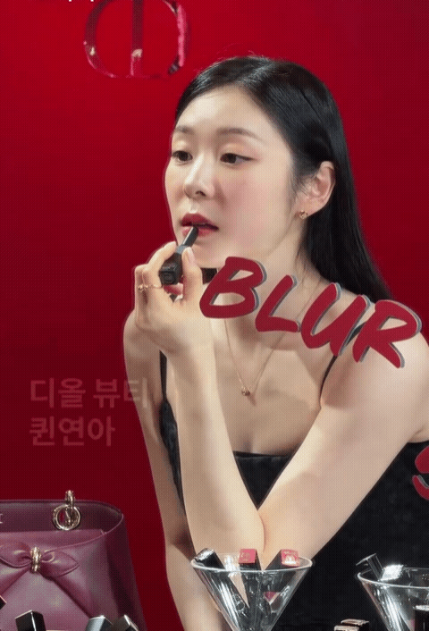 행사 뛰는 젊은 아주머니 (2)