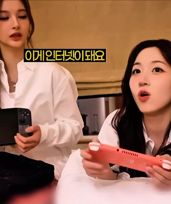 특이한 게임기를 쓰는.. 걸그룹 멤버 . (16)