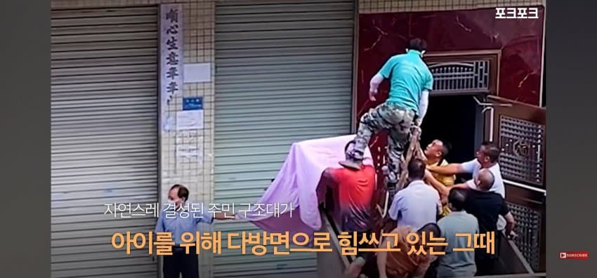 "이게 무슨 상황?" 2층서 추락 직전 발견된 아이 (14)