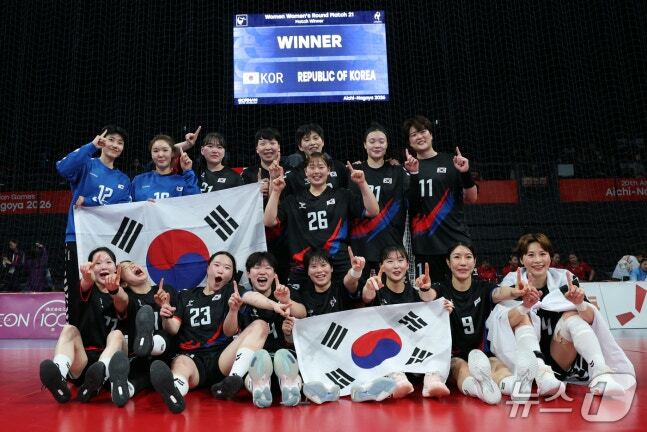 여자 핸드볼, 일본 꺾고 8년 만의 금메달…한국 19번째 金 (6)