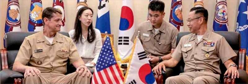 통역하는 이재용 장남 ‘이지호’ 해군 소위…“군사 분야 통역은 국가안보” (5)