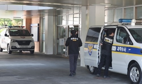 고등학교 앞 경찰 과학수사대 차량   * 기사 내용과 직접적인 관계 없음. [연합뉴스 자료사진]