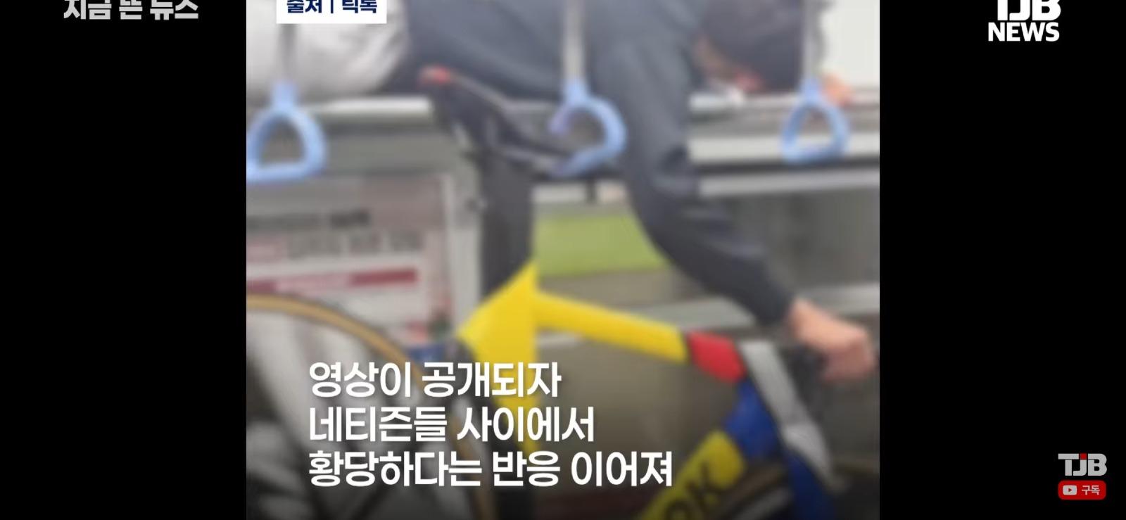 지하철 짐칸서 자전거 든 학생 (7)