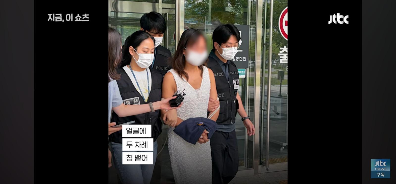 경찰 얼굴에 침뱉은 40대여성 (9)