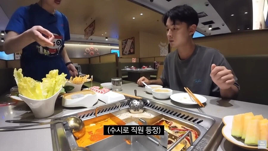 훠궈 처음 먹는 손님을 본 가게 직원들 (16)