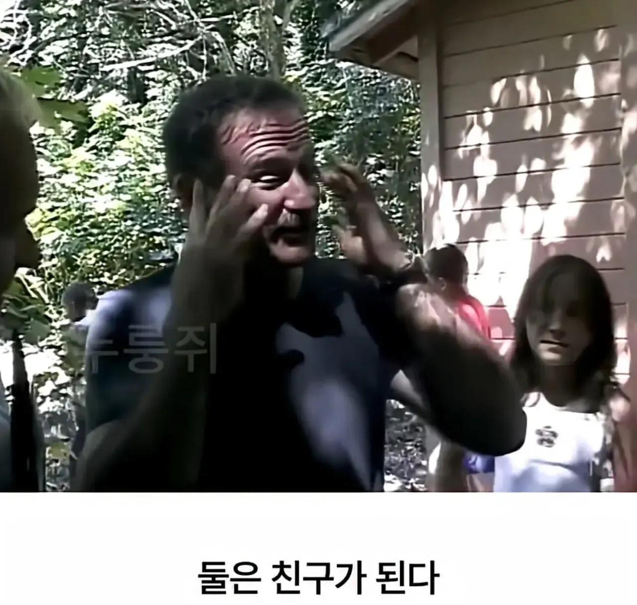 세계 최초로 수어를 이용해 인간과의 대화에 성공한 고릴라 (3)