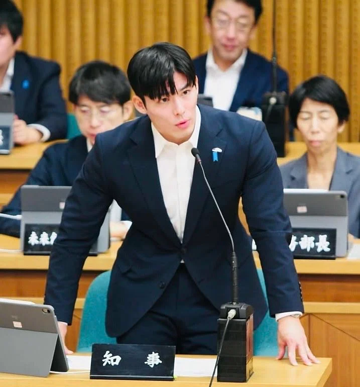 싱글벙글 일본 최연소 지사 외모수준 (3)