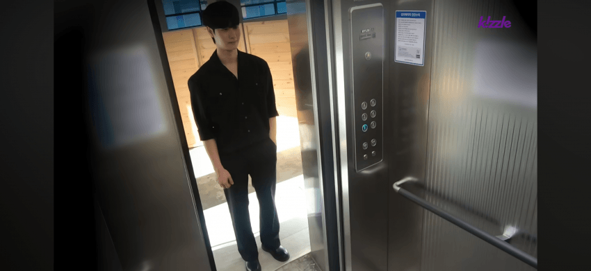 잘생긴 남자가 엘리베이터에서 쳐다본다면? (24)