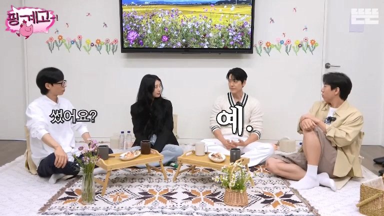 김우빈 : 가족 여행 가면 저는 여동생이랑 방 쓰고 (30)