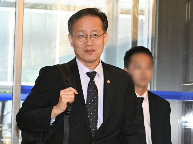 [단독] "이형일 17년 중 4개월 실거주 아파트, 4.2억→20억대로" (3)