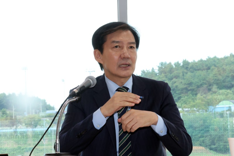 ‘암살자(들)’ 본 조국 “법적 책임질 건 없어… 유해진은 의병상” (7)