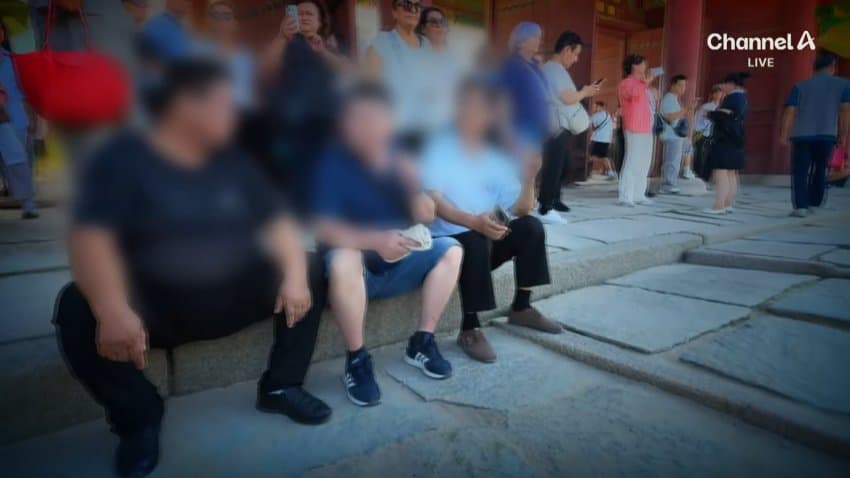 경복궁서 버젓이..담뱃불 붙이는 관광객 (40)