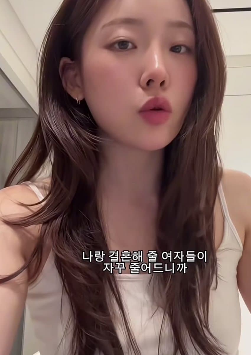 여자만 보면 화가나서 악플다는 도태남에 일침하는 미녀 (26)