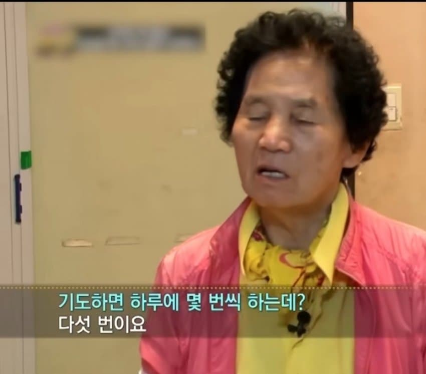 며느리 기도하는 모습보고 놀란 시어머니...rohallah (5)