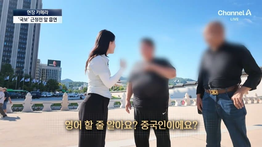 경복궁서 버젓이..담뱃불 붙이는 관광객 (10)