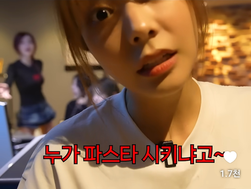 QWER 신곡 회의 중 QWER은 밝아야 한다며 일갈하는 시요밍 (6)