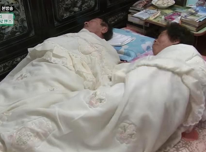 낭만낭만 커플 잠옷 입고 자는 노부부 (14)