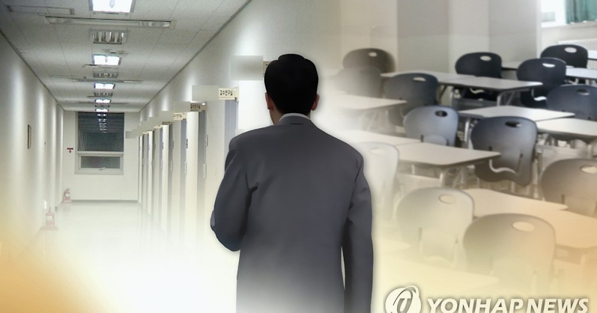 무릎에 앉히고 끌어안고…초등생 추행 일삼은 '변태 선생님' (3)