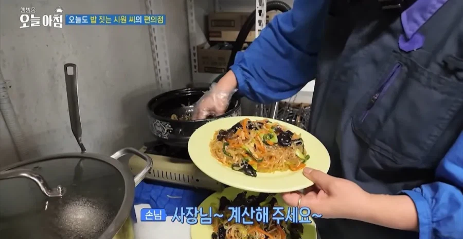 학생들에게 무료로 밥을 주는 편의점 사장님 (25)