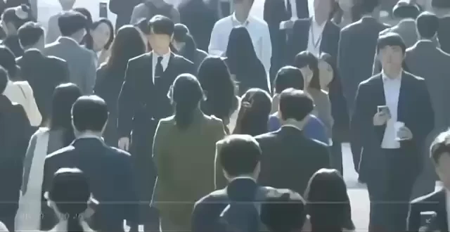 잘생긴 남자가 길거리 지나갈 때 받는 시선