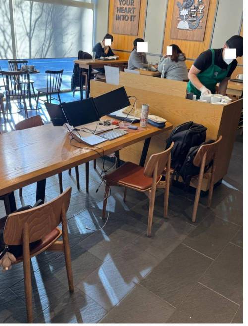 스타벅스에서 혼자 자리 4개 차지하는 손님