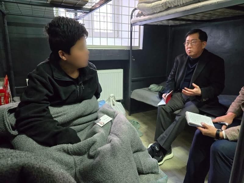 러시아 위해 싸운 북한군 포로 2명, 한국행 (8)