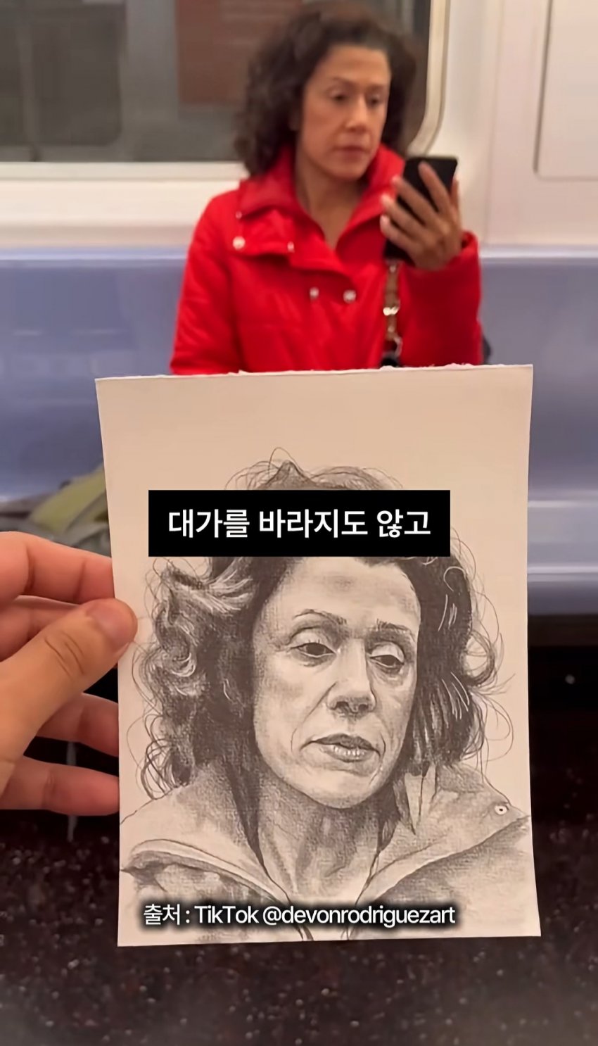 싱글벙글 사람들의 얼굴을 몰래 그려주는 남성 (3)