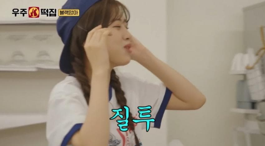 발음까지 신경써가며 카리나에게 친근히 대하는 미미 (21)