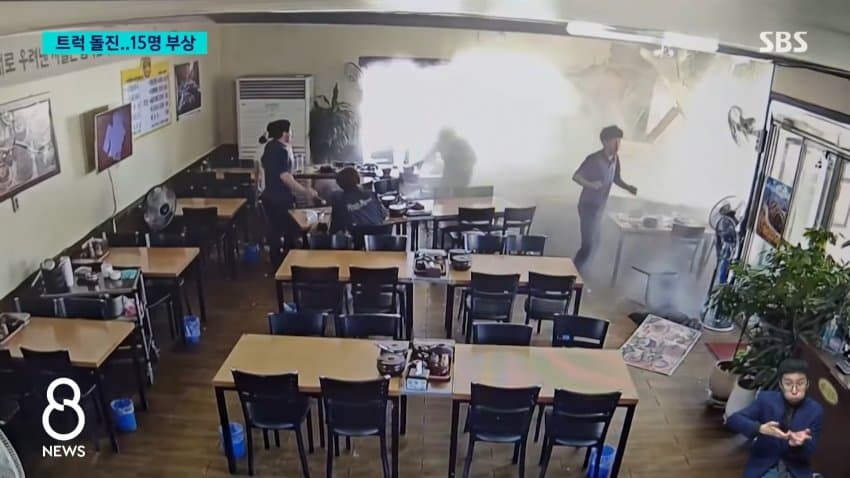 오늘의 사건 사고 25톤 트럭... 식당으로 돌진 ㄷㄷㄷ (3)